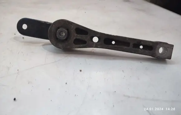 Volkswagen Tiguan Engine mount bracket