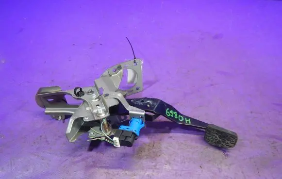 Mazda 6 Brake pedal