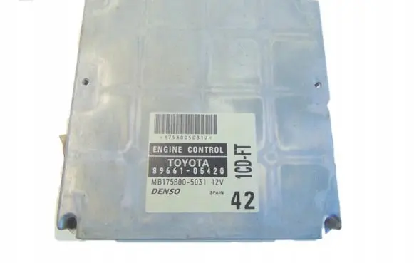 Toyota Avensis T220 Engine control unit/module 8966105420