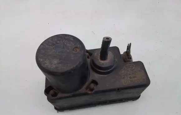 Audi 100 S4 C4 Central locking vacuum pump 443862257B