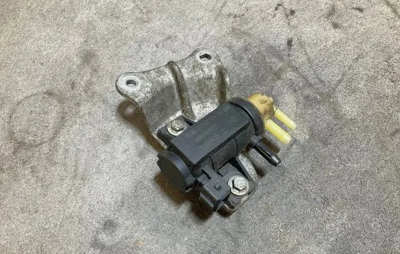 Renault Trafic III (X82) Turbo solenoid valve 149566740R 70181413 12V15T294