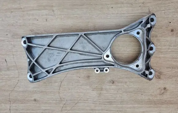 Maserati Ghibli Gearbox mounting bracket 670003632