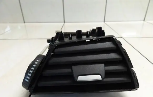 BMW 1 F20 F21 Dash center air vent grill 9205356
