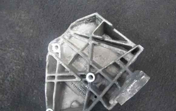 Volkswagen PASSAT B5 Engine mounting bracket 06B260885B