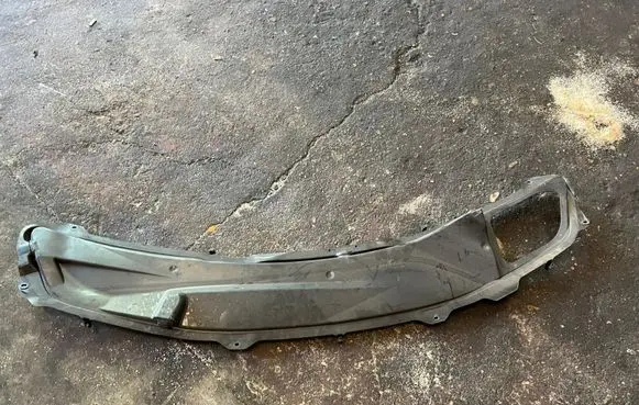 Mercedes-Benz R W251 Wiper trim A1648800205