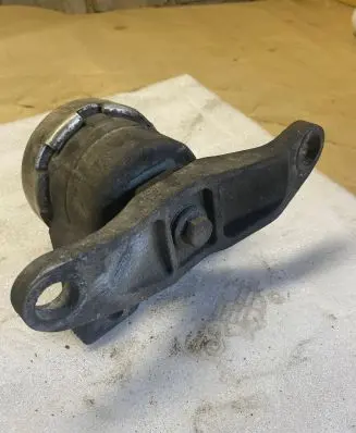 Engine mount bracket