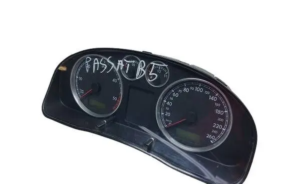 Volkswagen PASSAT B5.5 Speedometer (instrument cluster) 3B0920825A-KASACJA 3B0920825A