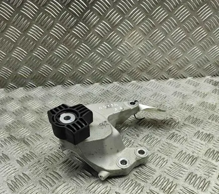 Engine mounting bracket