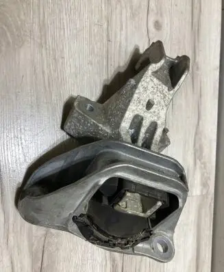 Nissan Micra K14 Engine mounting bracket