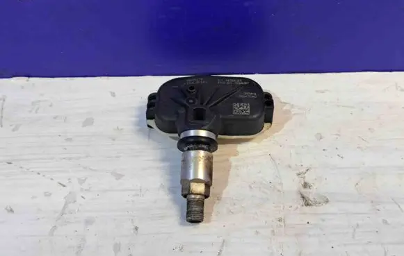 Chevrolet Tahoe Tire pressure sensor 15825475