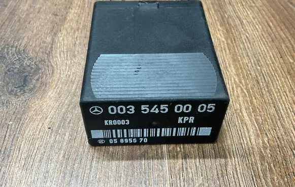 Mercedes-Benz E W124 Fuel pump relay 0035450005