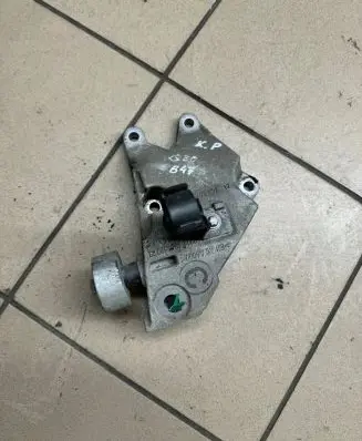 BMW 5 G30 G31 Engine mounting bracket 6864593 12304533 6861563