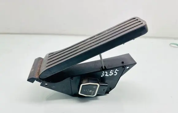 Accelerator throttle pedal
