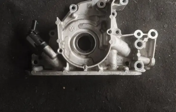 Volkswagen Golf VII Oil pump 05e115105a