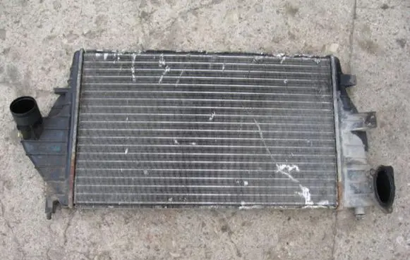 Renault Laguna I Intercooler radiator VALEO856390N