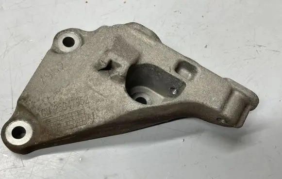 Opel Mokka Engine mounting bracket 25947952