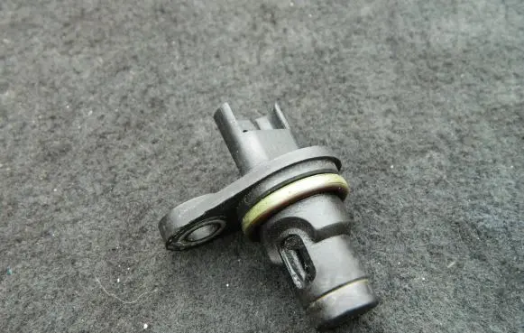 BMW 5 E60 E61 Camshaft position sensor 7525014