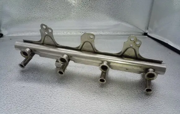 Volkswagen Tiguan Fuel injector supply line/pipe 06J133317J 1019139S01
