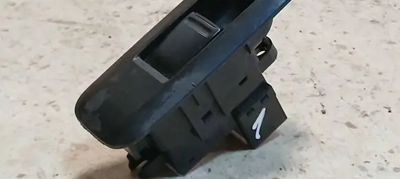 Nissan Primera Electric window control switch 25411AV600 220805N1