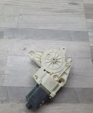 Mercedes-Benz C W204 Front door window regulator motor A2048200242 971218100