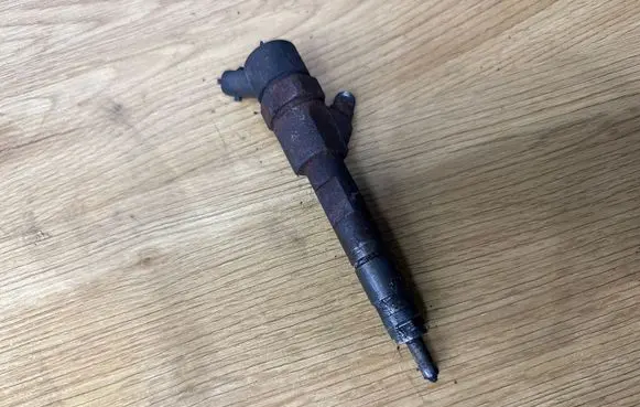 Opel Vivaro Fuel injector 8200238528