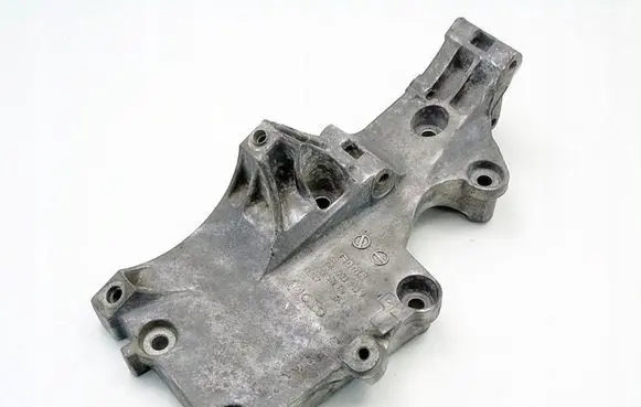 Volkswagen Touran I Engine mounting bracket 03G903143A