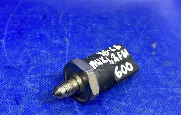 Audi A6 S6 C6 4F Fuel pressure sensor 0261545008 007994 06D906051A