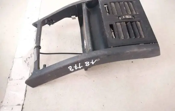 Skoda Octavia Mk2 (1Z) Dash center air vent grill 1z0819203