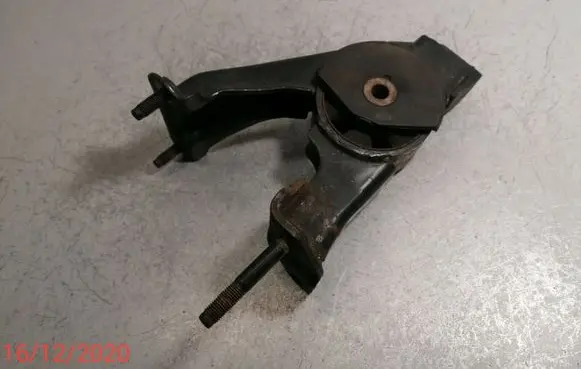 Toyota Avensis T250 Engine mount bracket