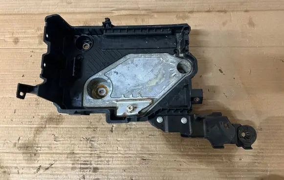 Nissan Juke II F16 Battery tray 