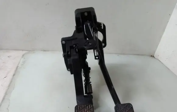Mercedes-Benz B W245 Pedal assembly A1692900416 A1692906101