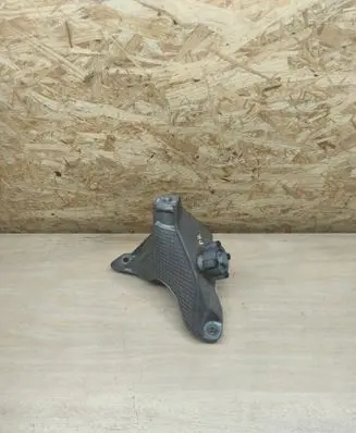 Engine mounting bracket