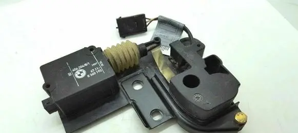 BMW 5 E39 Tailgate window lock/catch/latch 8360193