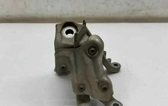BMW 3 G20 G21 Engine mounting bracket 6876206