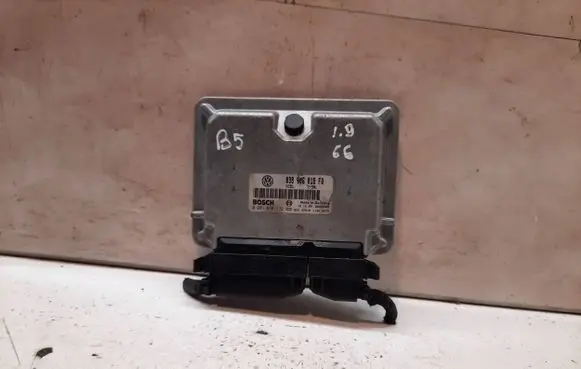 Volkswagen PASSAT B5 Engine control unit/module 038906018FQ 28SA4068 0281010172