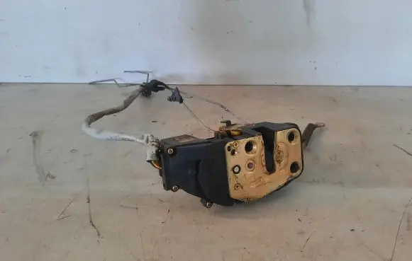 KIA Carens I Front door lock