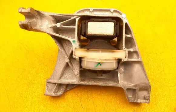 Citroen C5 X Engine mounting bracket 9678701080
