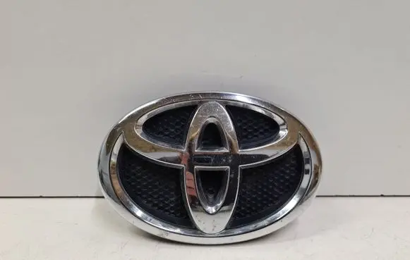 Toyota Avensis T250 Manufacturer badge logo/emblem 7530105010
