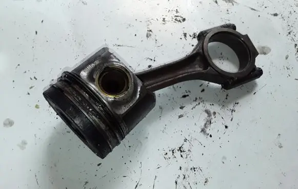 Volkswagen Jetta V Piston with connecting rod 81L97AB