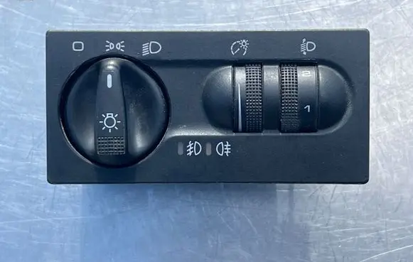 Volkswagen Golf III Light switch 5605658B
