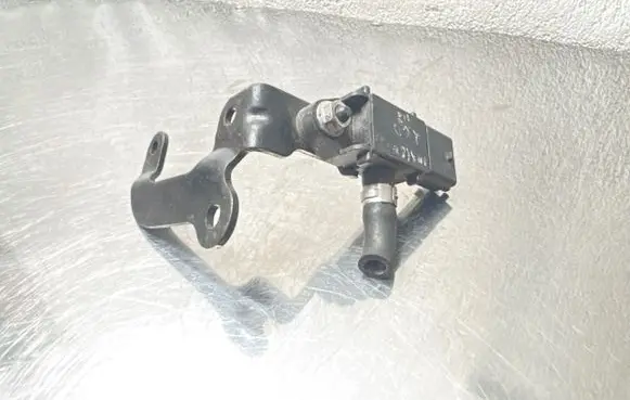 Opel Insignia A Vacuum valve 55566127