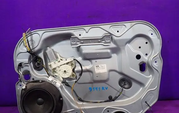 Ford Focus C-MAX Front door window regulator with motor 