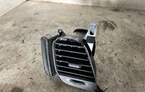 Iveco Daily 6th gen Dash center air vent grill A504