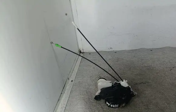 Toyota Yaris Front door lock