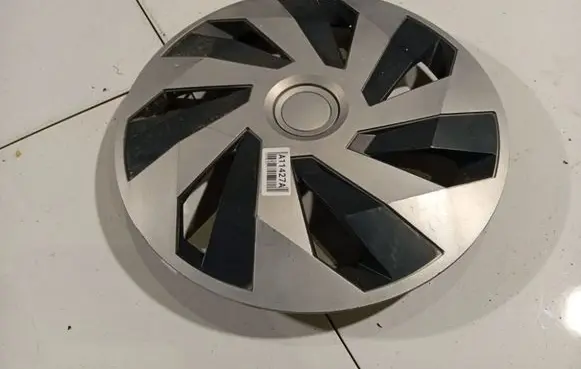 Nissan Micra R14 wheel hub/cap/trim