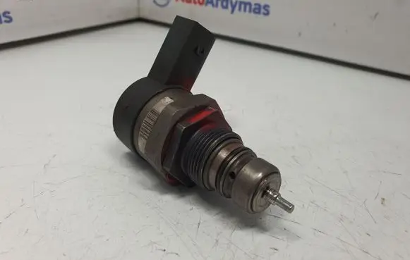BMW 5 E60 E61 Fuel pressure regulator 7805733 13537805733 0281002481