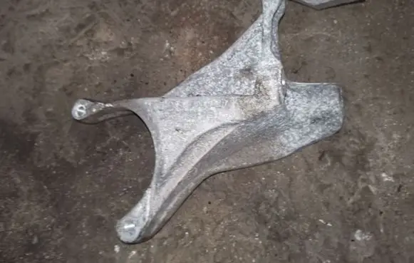 Audi A8 S8 D3 4E Engine mounting bracket 4E0199370BA