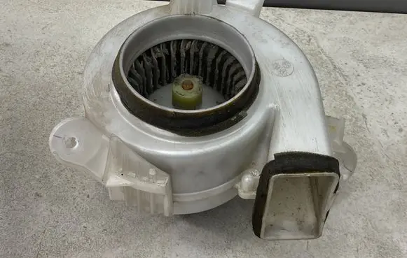 Toyota Prius (XW20) Hybrid/electric vehicle battery fan 8713047070 1172002913