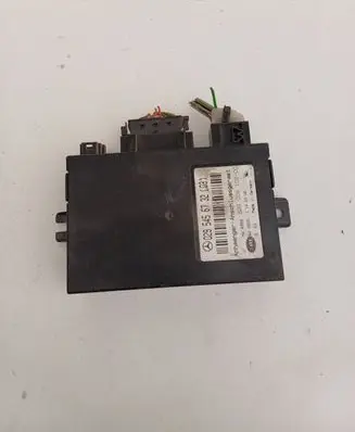 Mercedes-Benz C W203 Tow bar relay 0295456732 5DS00810200