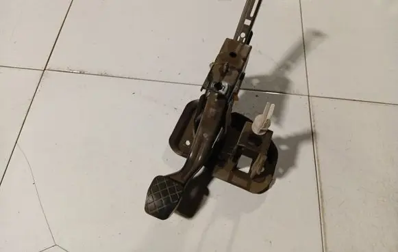 Volkswagen Golf IV Brake pedal 1J1721057L
